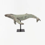 ballena-jorobada-decorativa-resina-base-metalica-28cm-marmare.jpg