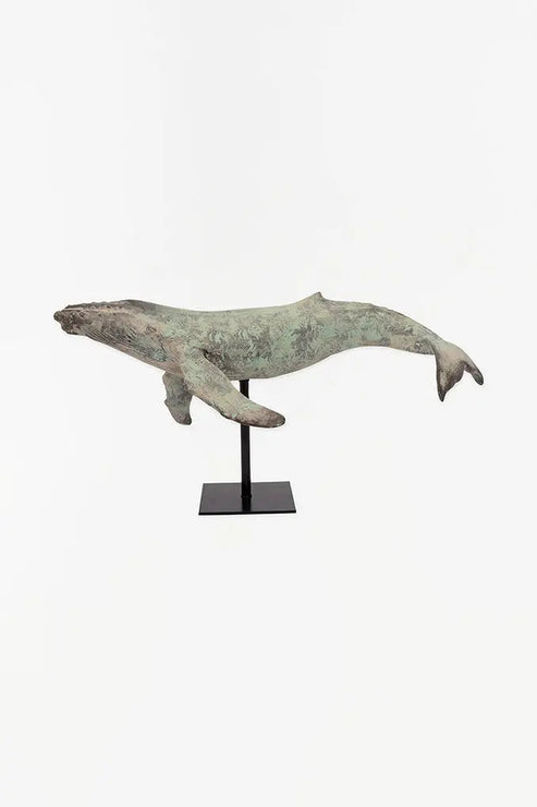 ballena-jorobada-decorativa-resina-base-metalica-28cm-marmare.jpg