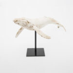 figura-ballena-blanca-base-metalica-decoracion-nautica-marmare.jpeg