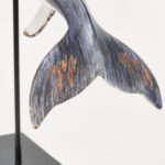 figura-ballena-resina-base-metalica-negra-marmare.jpg