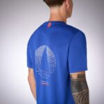 marmare-musto-m-evo-sunblock-yacht-ss-84223-mazarine-blue-print-espalda.jpg_.jpeg