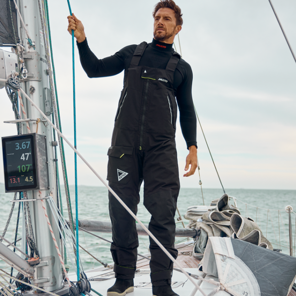 musto-br2-offshore-82086-peto-navegacion-black.jpg