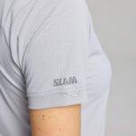 polo-tecnico-vela-mujer-slam-glacier-grey-detalle-manga-marmare.jpg_.jpeg