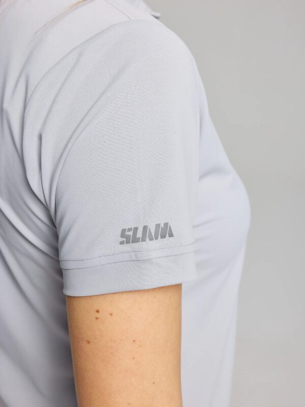 polo-tecnico-vela-mujer-slam-glacier-grey-detalle-manga-marmare.jpg_.jpeg